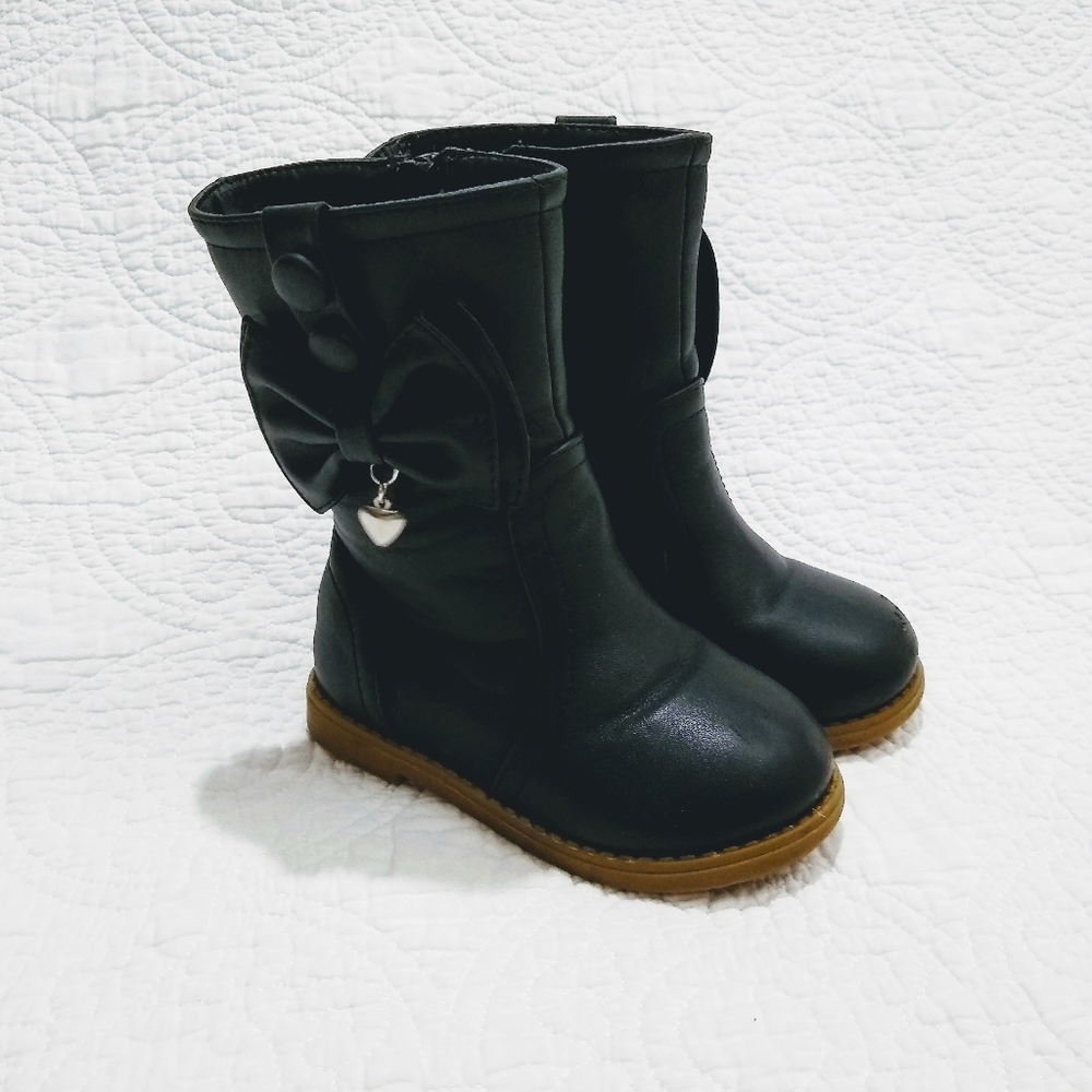 I love yokids black cute boots. Size 8